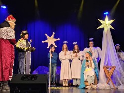 krolowie skladaja dary